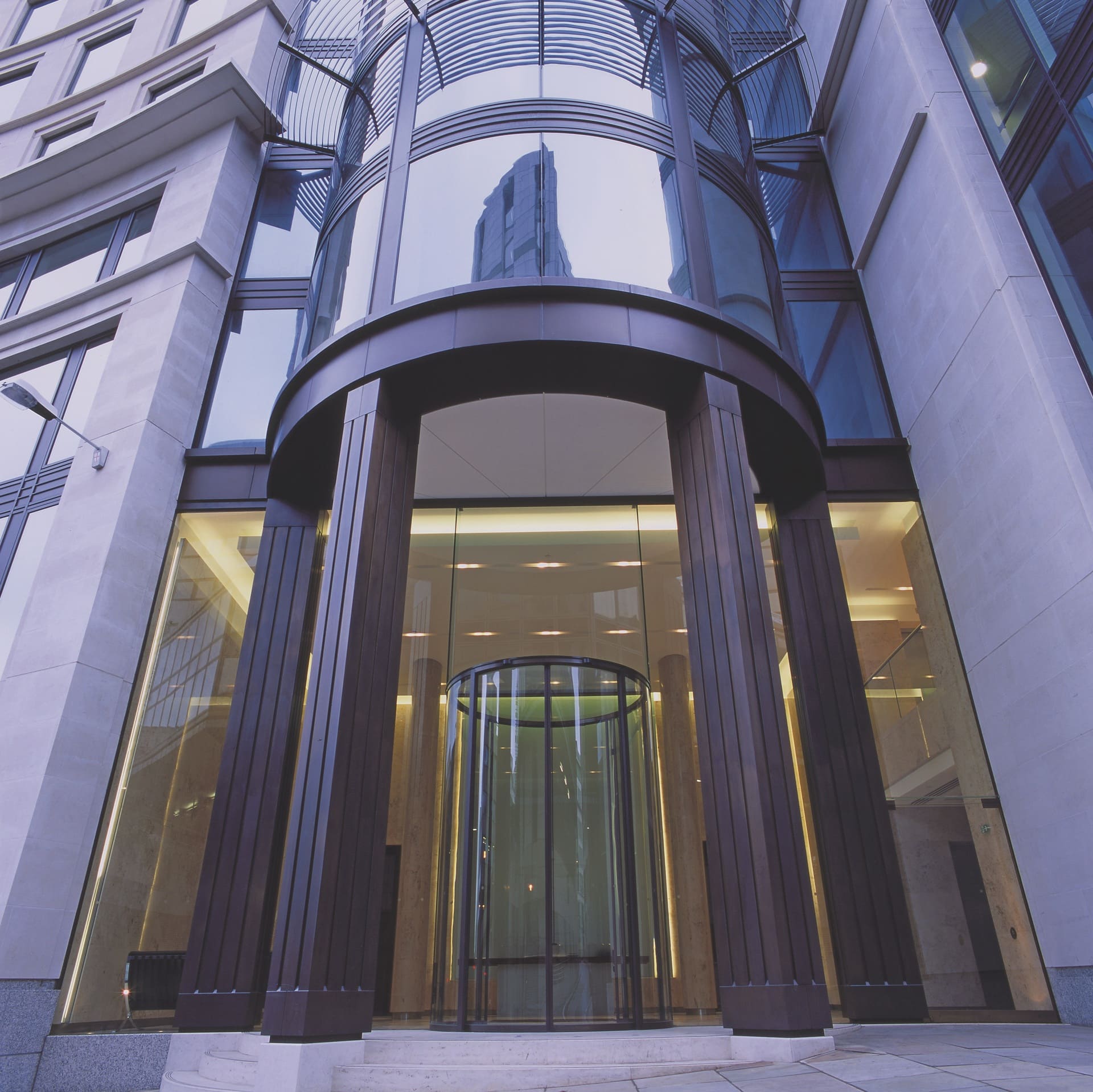 Puerta curva automática instalada en edificio corporativo