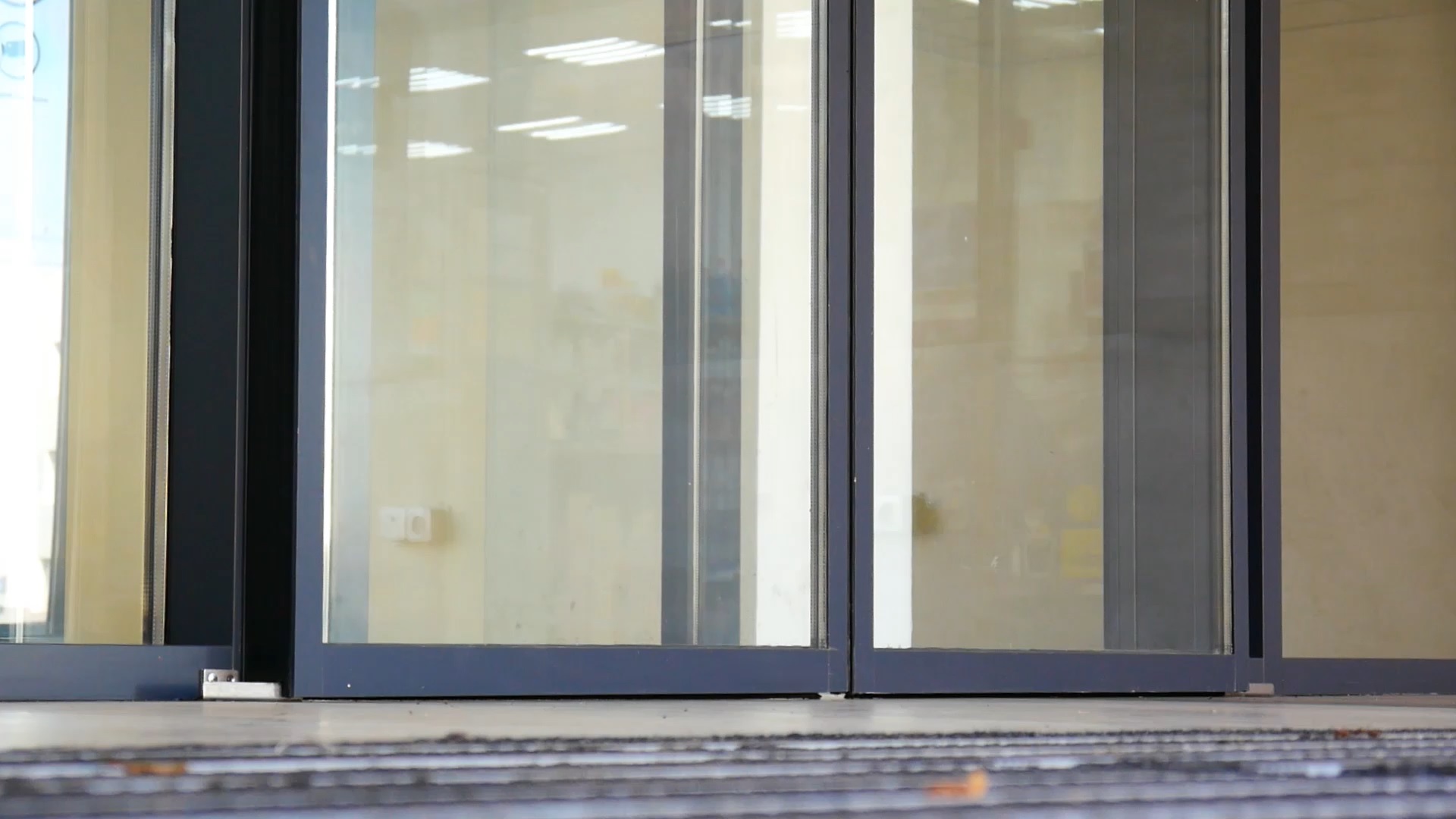 Instalación de puerta automática de alta gama Servas Access